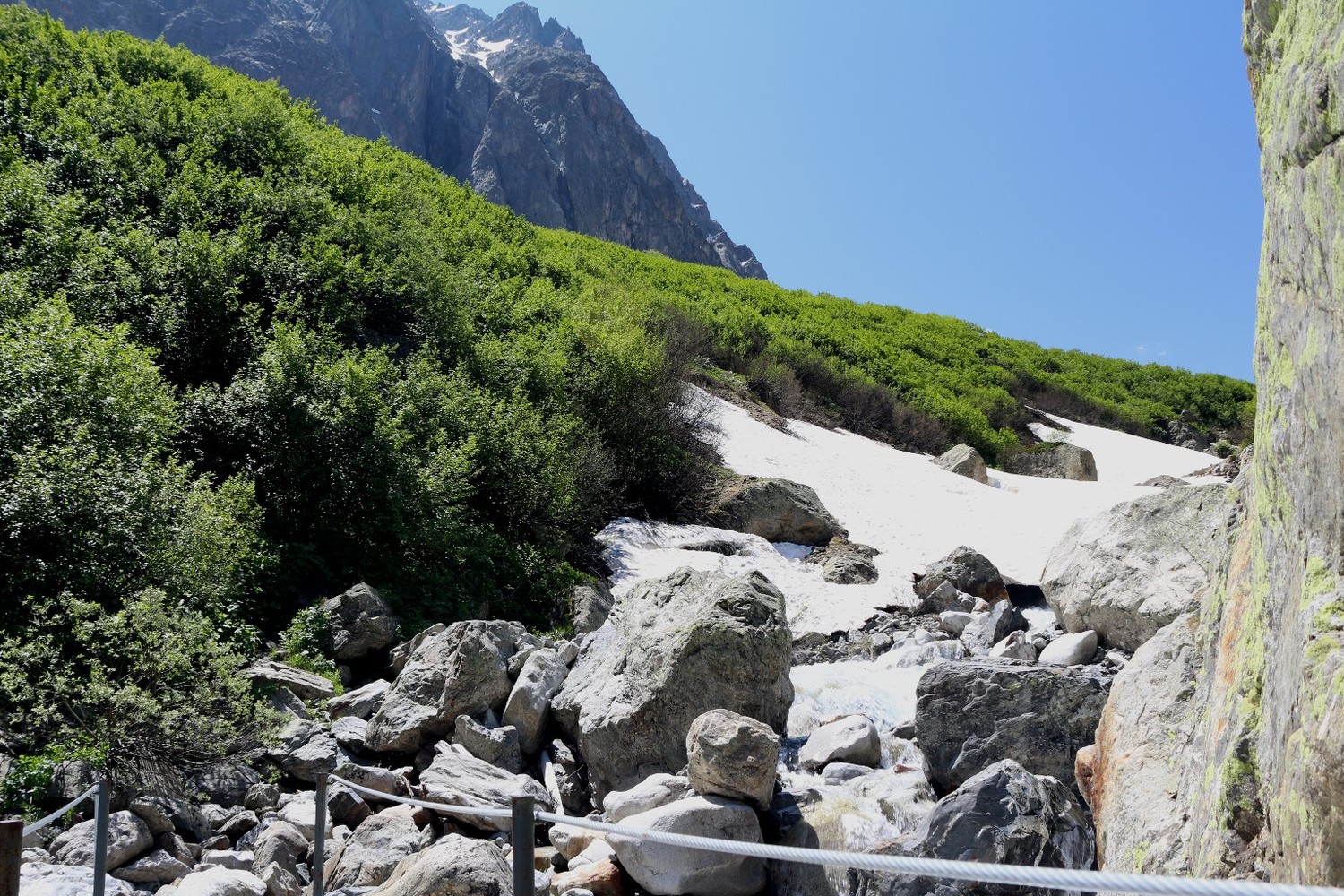 Les névés bien pratiques qui permettent de gagner encore un peu de portage / temps à la descente