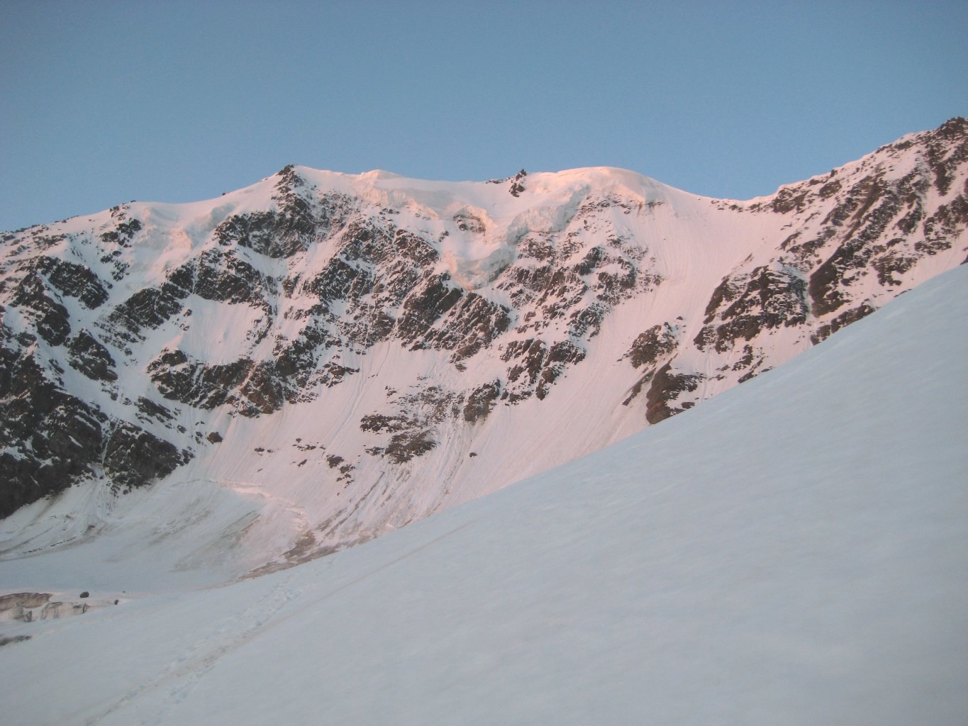 Face NE du Fletschhorn au lever du jour. L'itinéraire suit le couloir de droite