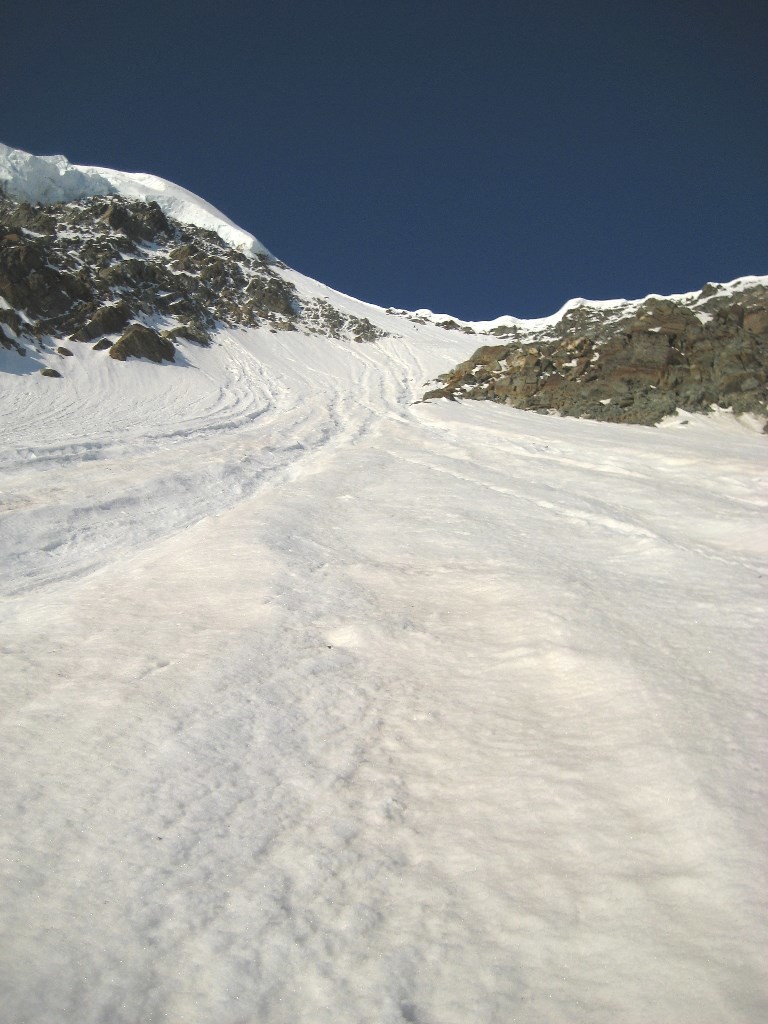 Vue vers les deux derniers tiers de la face. On aperçoit une cordée de deux vers le haut.