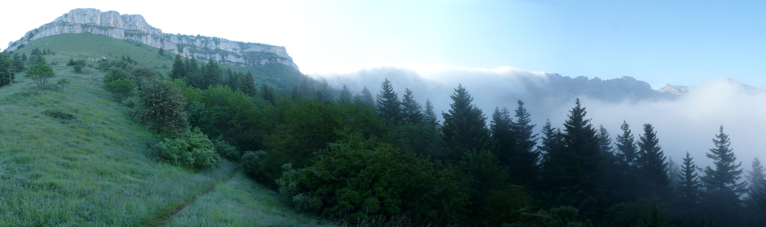 Paysage le matin, les nuages dégoulinent par l'est