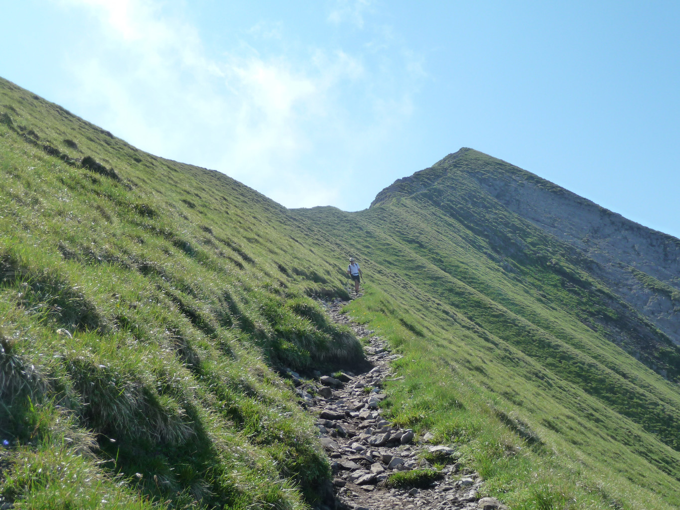 sentier sur l'arête du Charvin