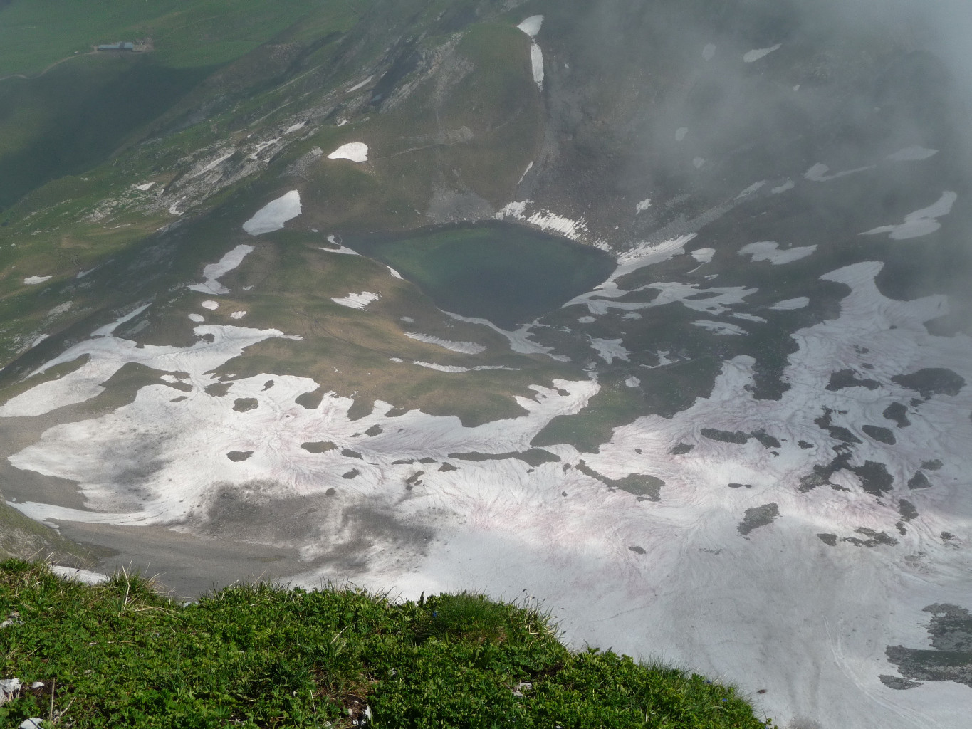 lac du charvin et toute cette neige encore, depuis le sommet