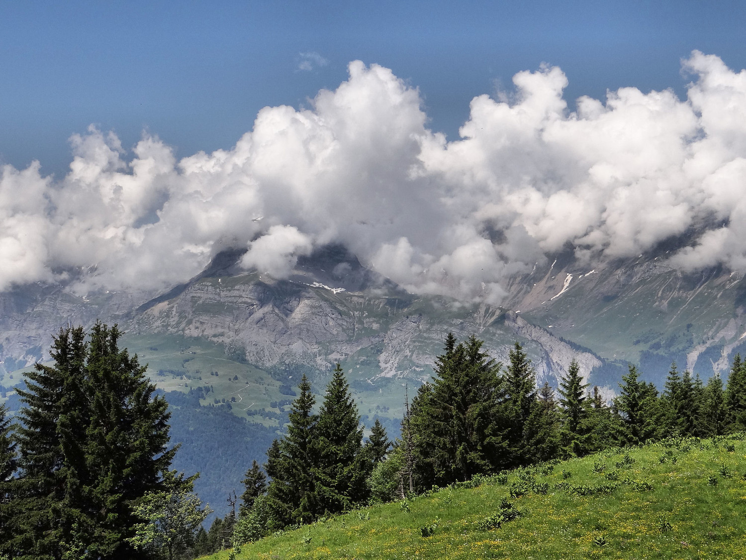 Quatre Têtes dans les nuages