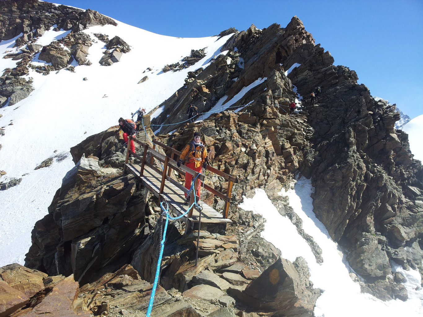 Le très beau chemin de descente du refuge Sella