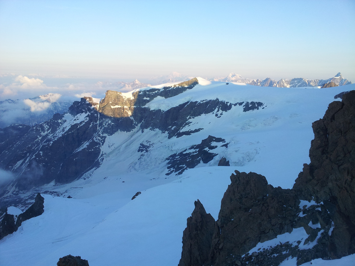 De la partie rocheuse, vue sur le refuge au lever du soleil