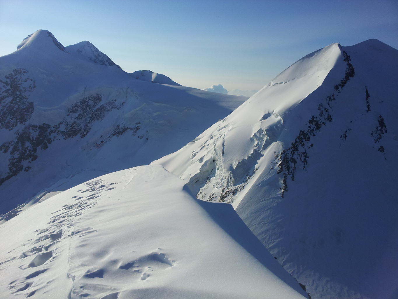 Depuis le sommet, le Castor et les Lyskam