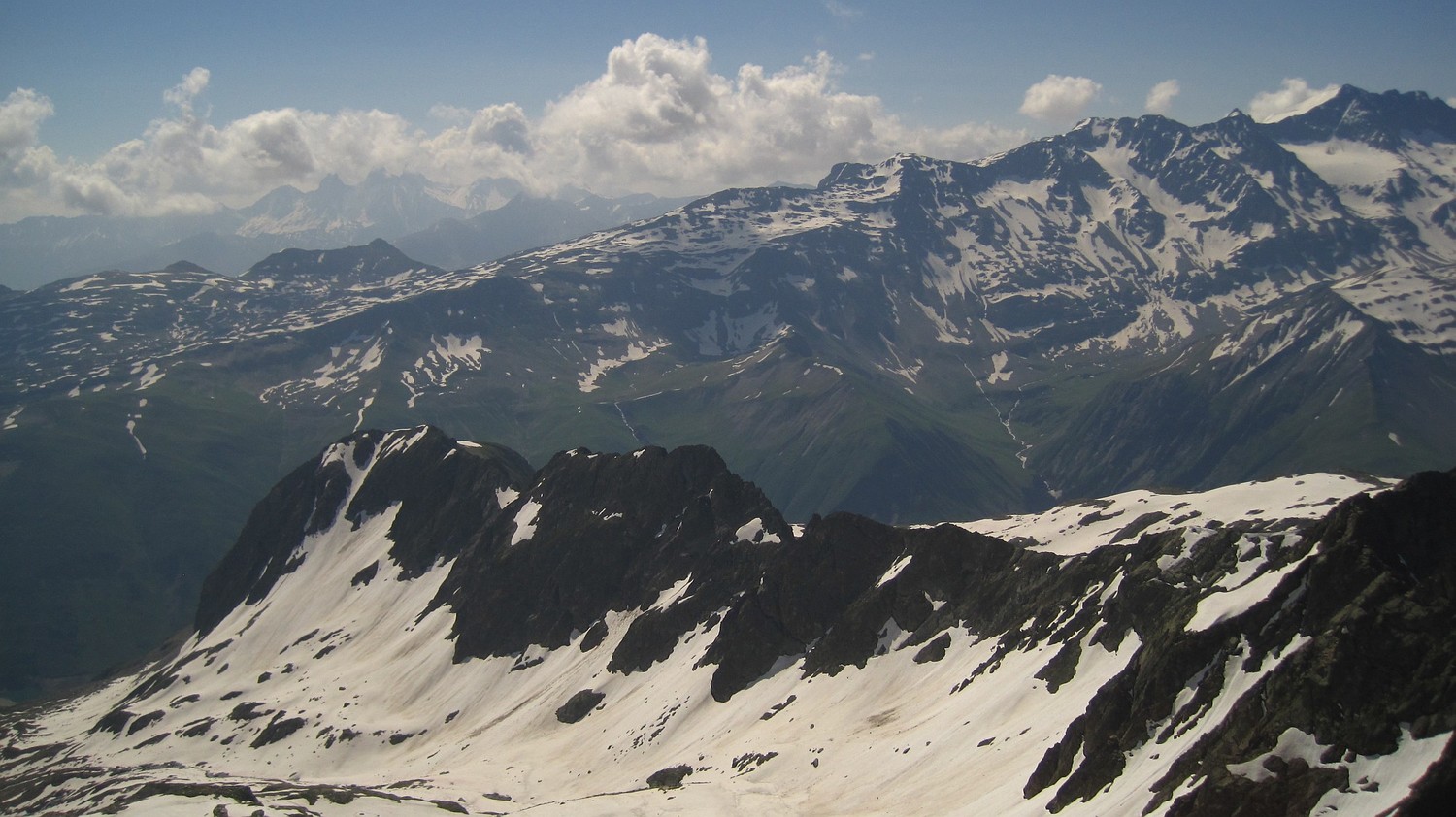 En haut, vue sur les Rousses