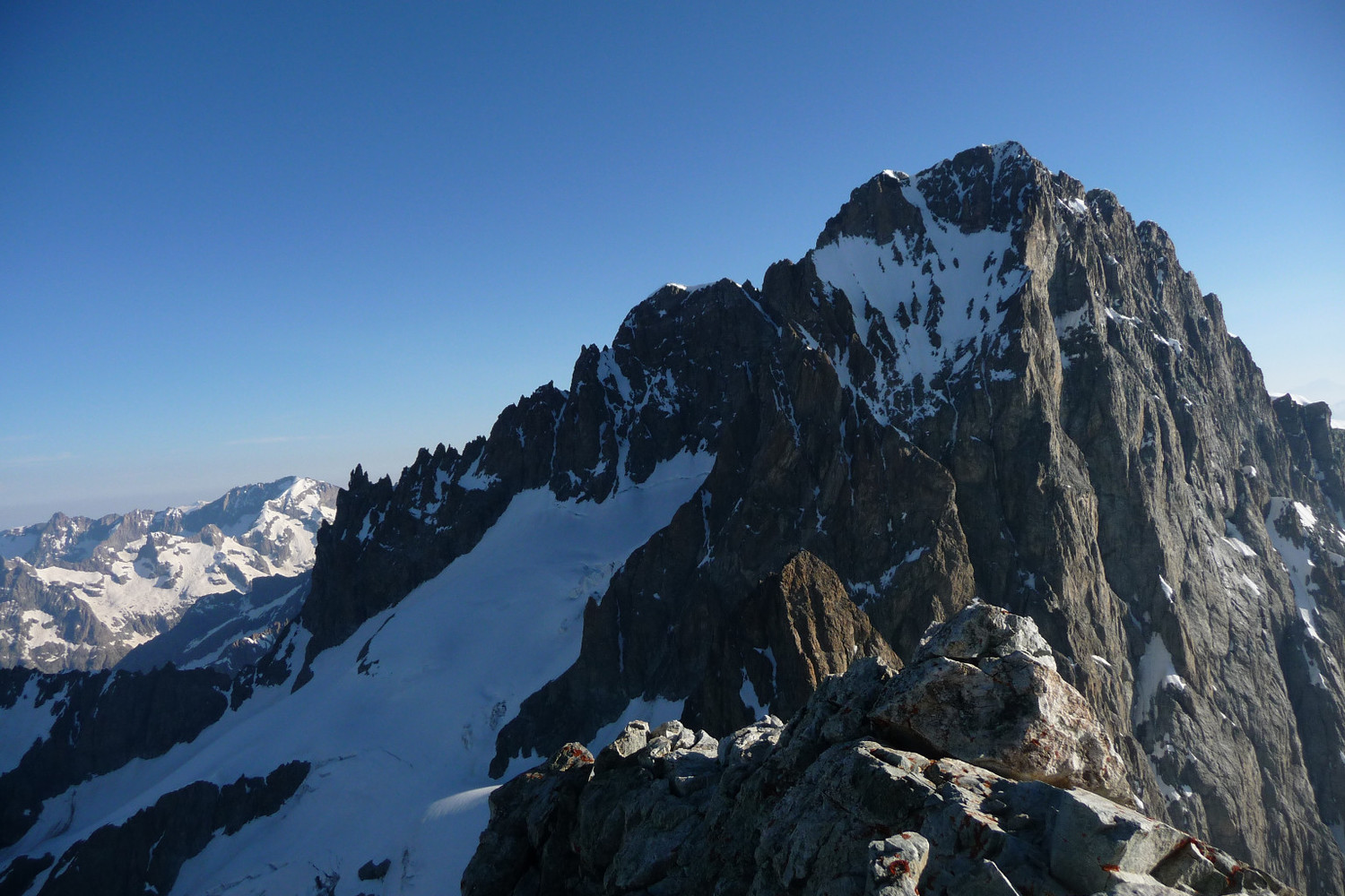Au sommet, vue sur la barre et le dôme des Ecrins
