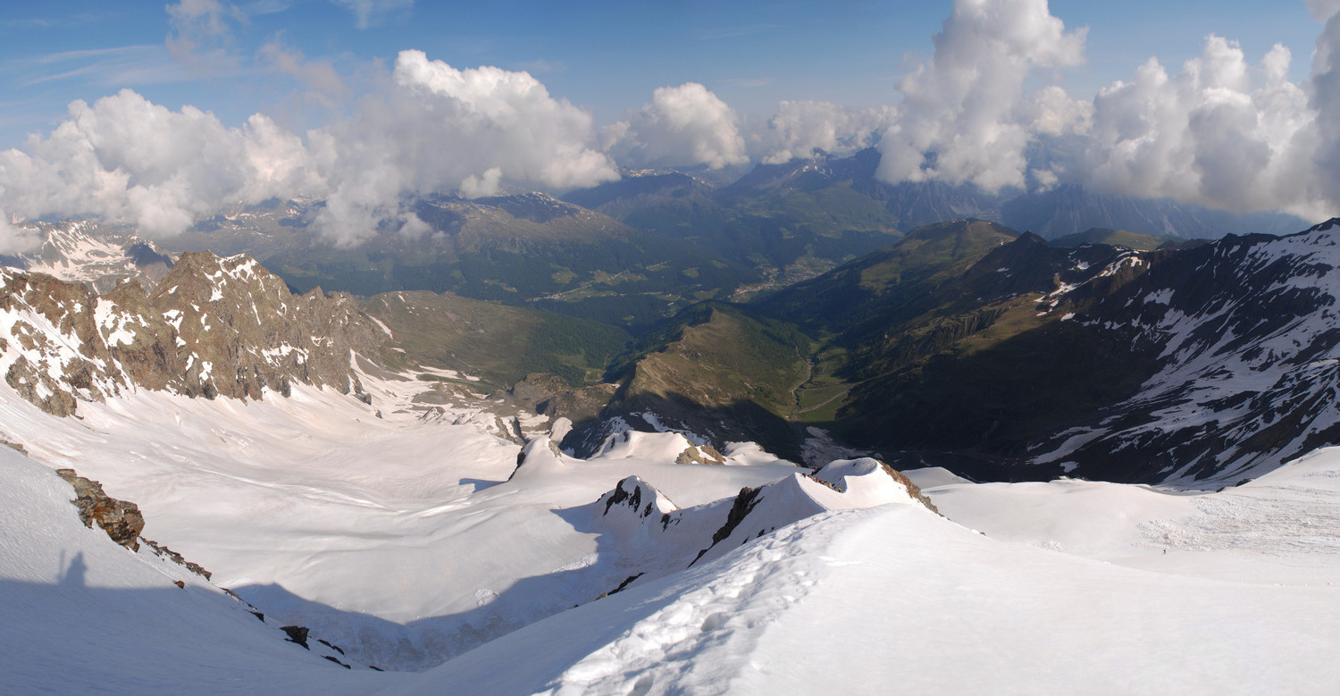Salita alla Cima Piazzi da quota 3250m presso lo spigolo N vista verso la Val Lia a destra e di Cardonè a sinistra