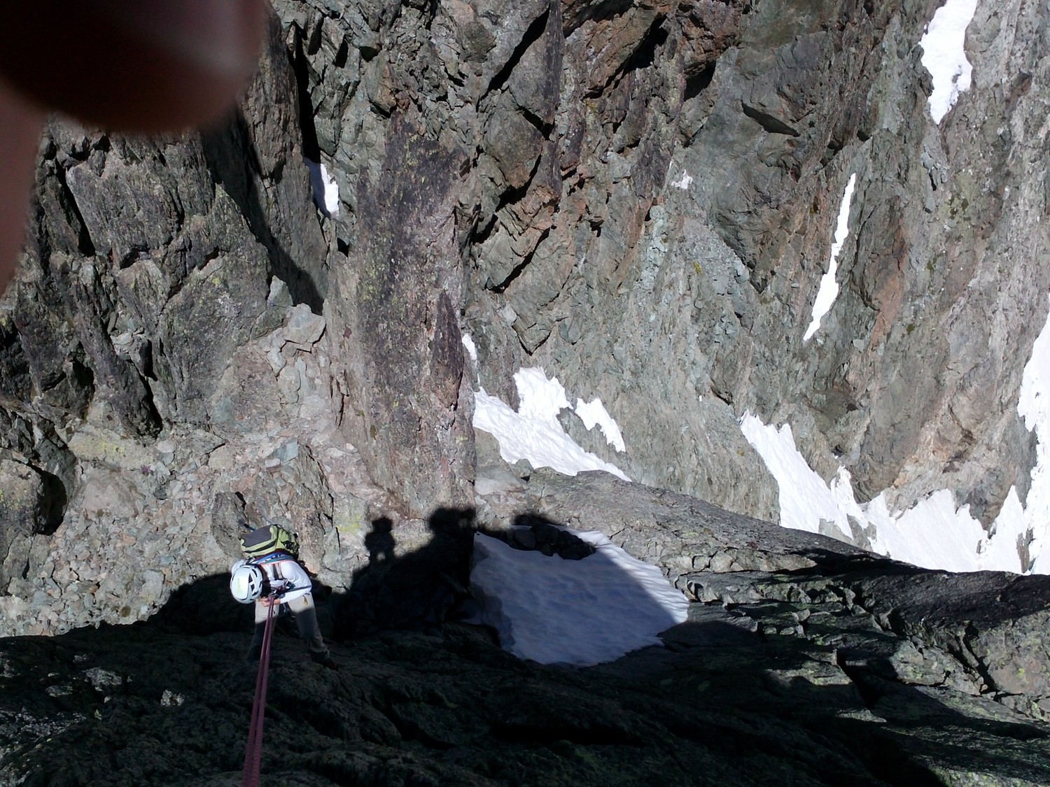 Rappel depuis la 5ème pointe. Vue sur le couloir de descente.