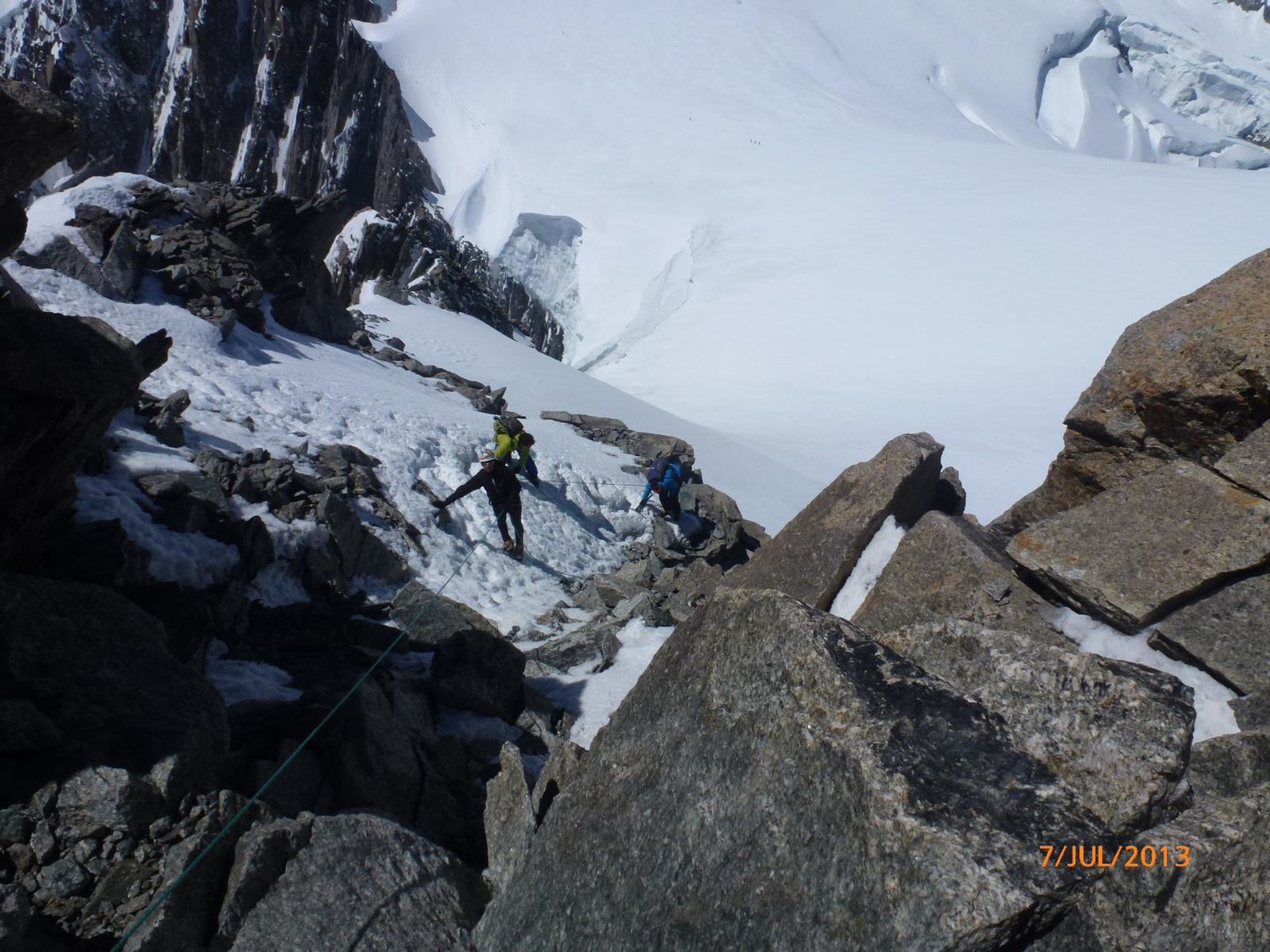 la descente en moulinette depuis le sommet, versant S