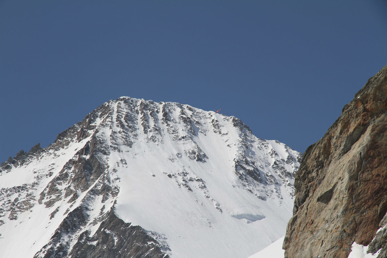 Face N Schreckhorn: des skieurs et l'hélico