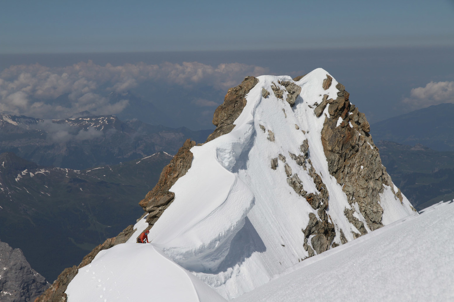 Un skieur perdu qui cherche un passage dans les corniches Petite remontée Petite remontée glacier bien crevassé quand même Portion via ferrata Portion