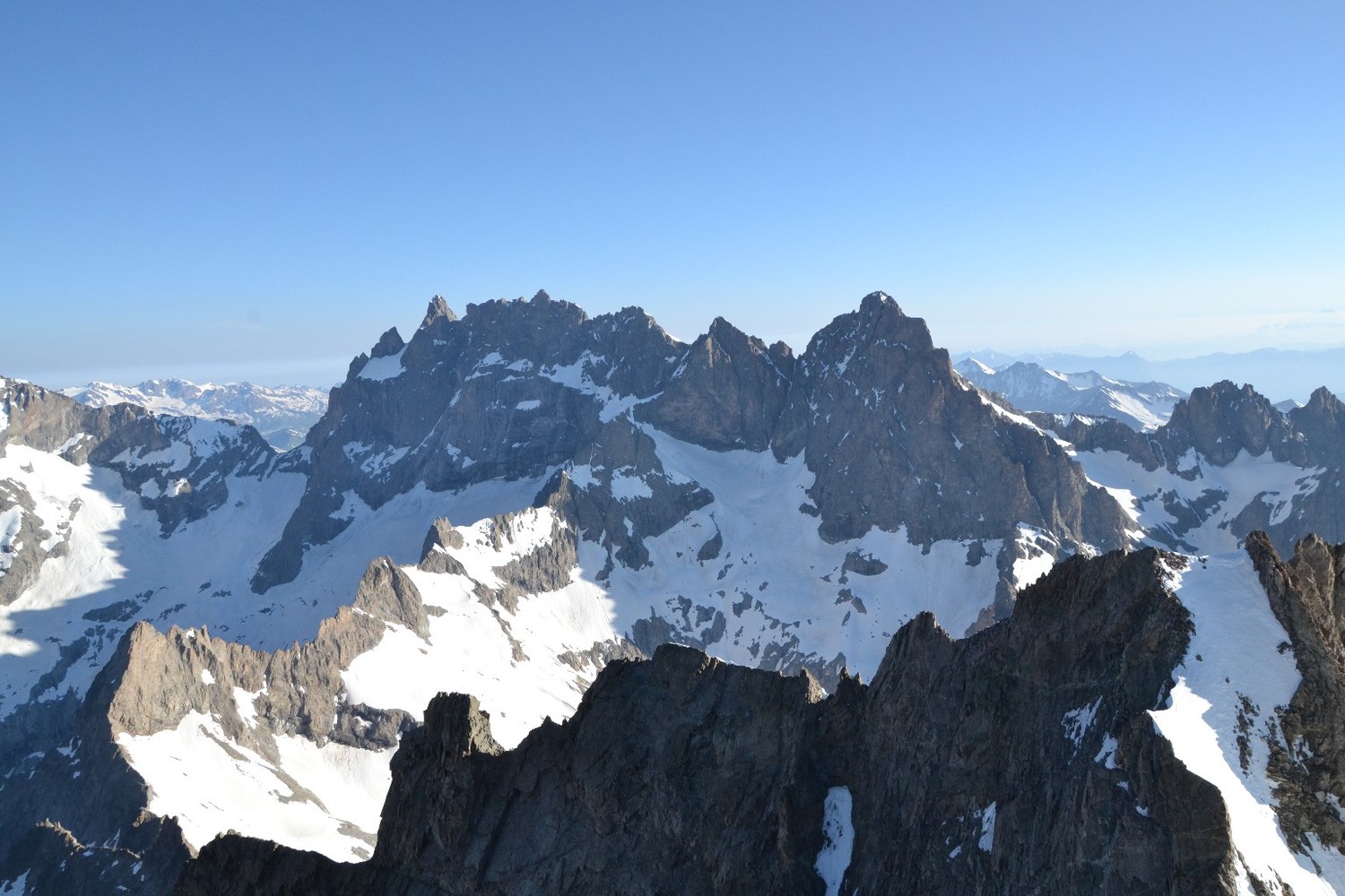 La Meije dresse sa face sud devant nous