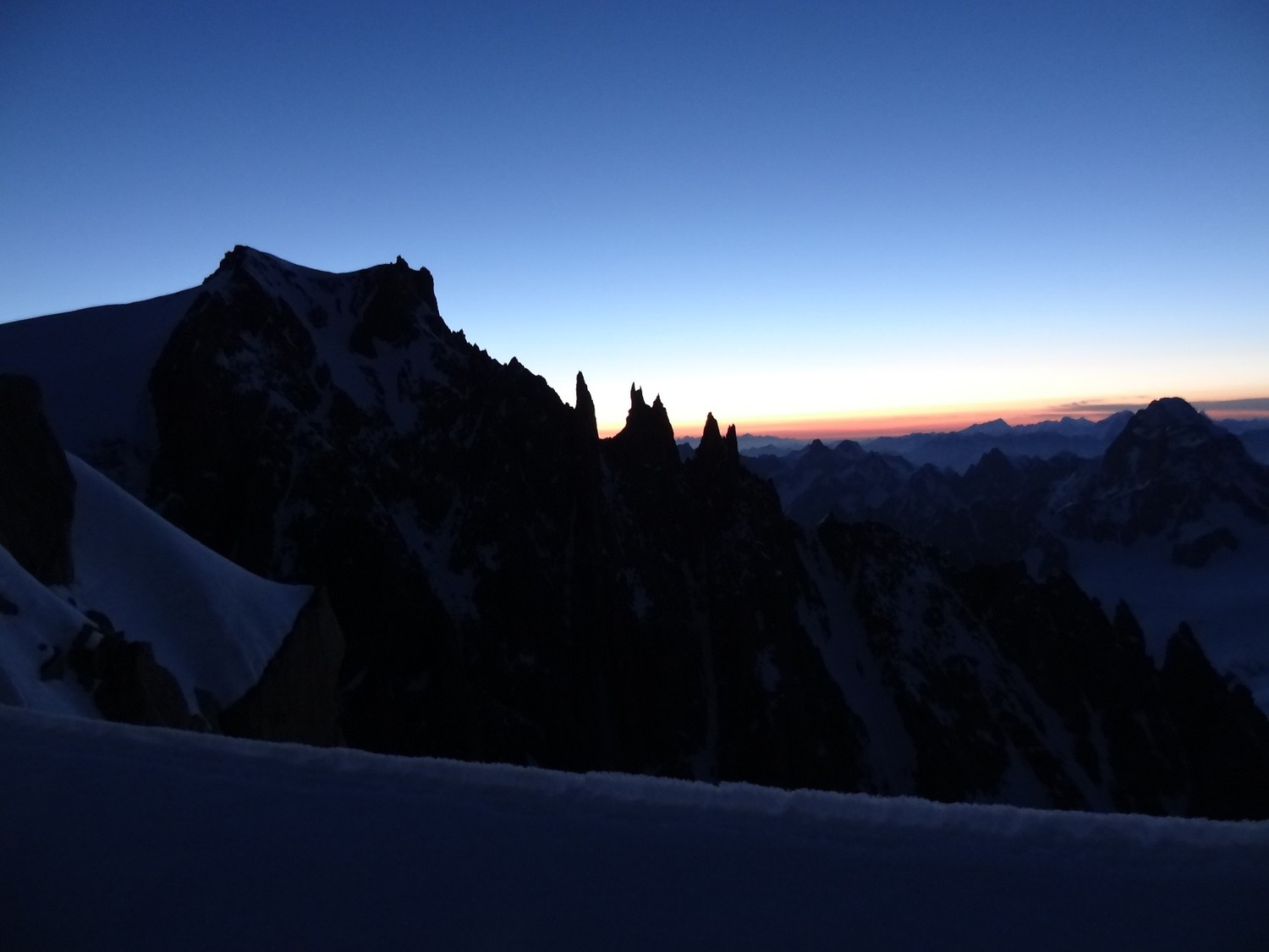 Lever de soleil derrière les aiguilles du diable