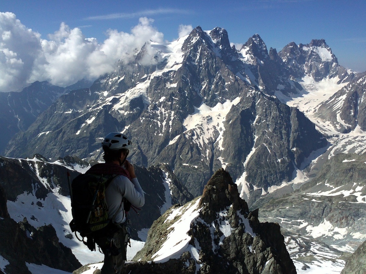 Pause devant le Pelvoux pendant la descente par le Tuckett