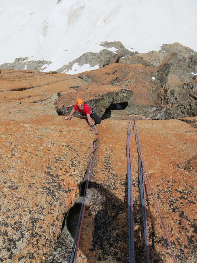Marc en découd avec le 6b+ de L5 - Versant Satanique au Minaret