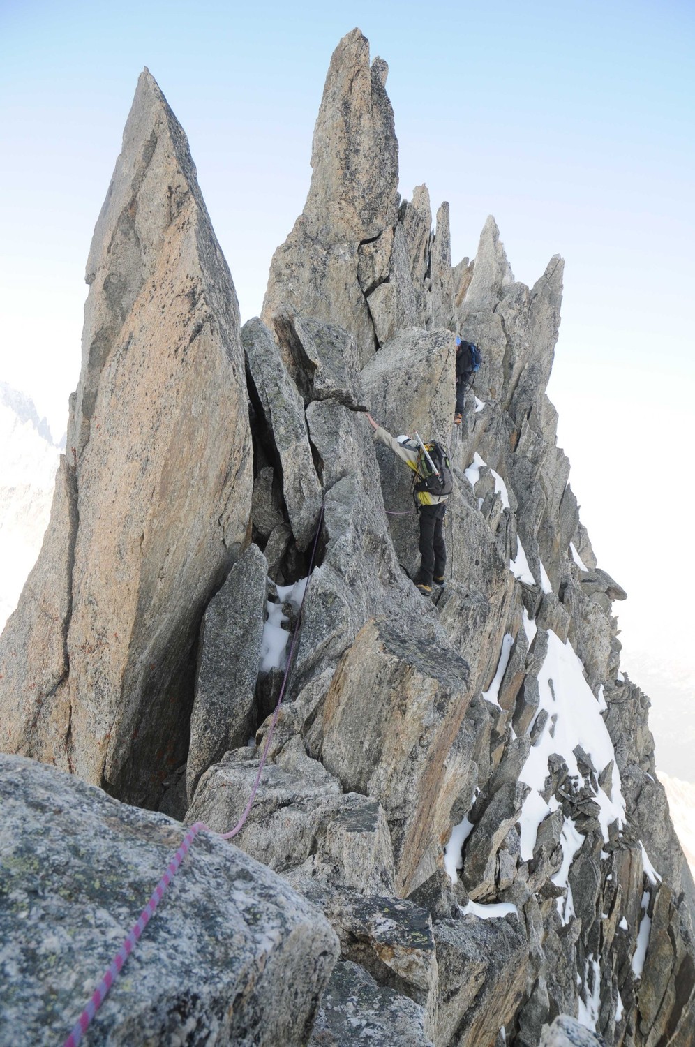 l'arête entre la table et le haut du couloir