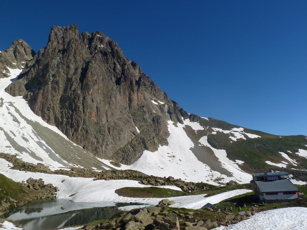 L'ossau et le refuge de Pombie toujours un peu enneigés