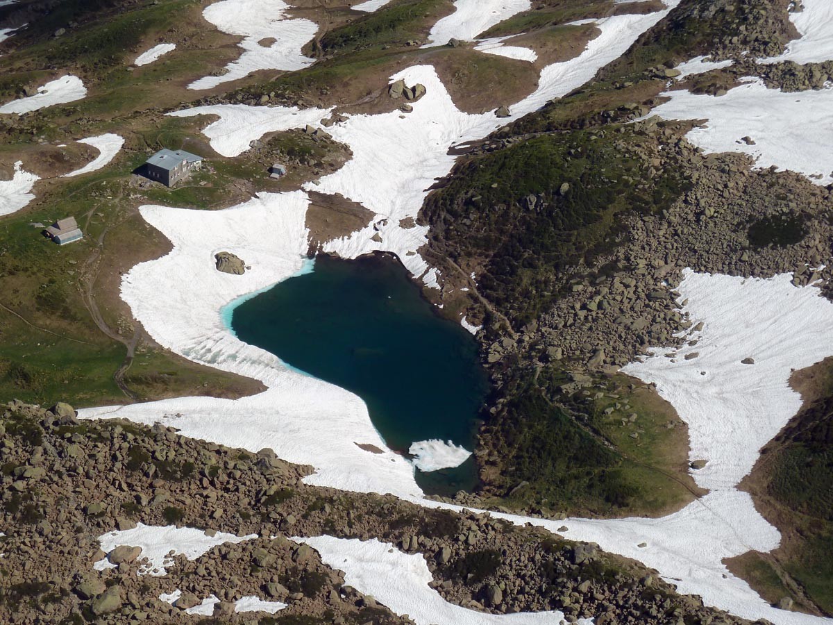 A noter le petit iceberg qui résiste au milieu du lac de Pombie