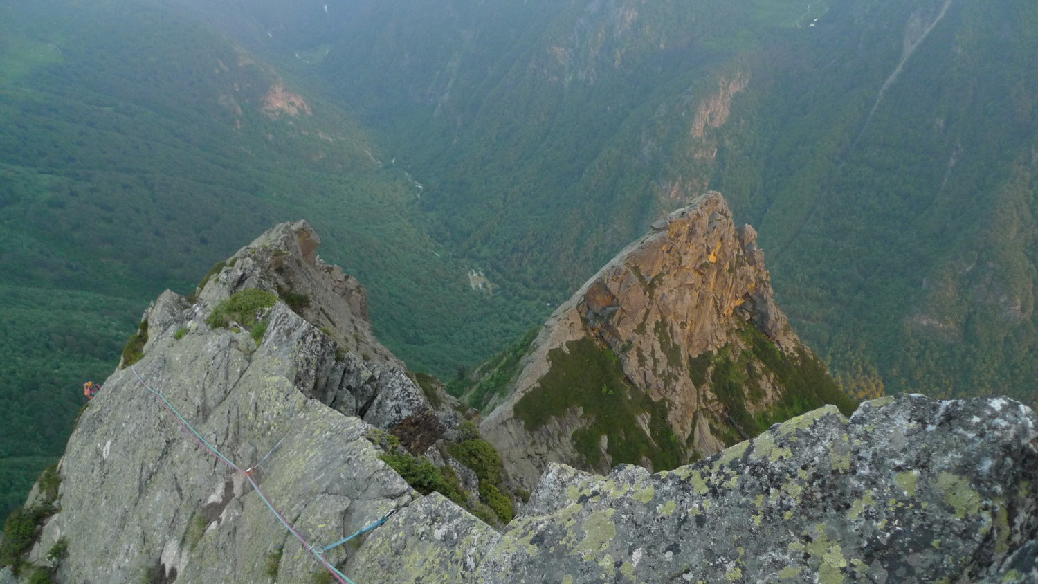 Arribant al cim, amb la Main i la Tallant al fons