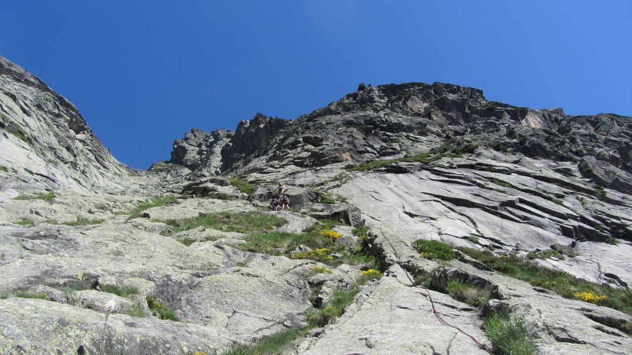 La Taillante cachés à gauche, on voit apparaitre l'arête. La longueur en 6a pointe le bout de son nez