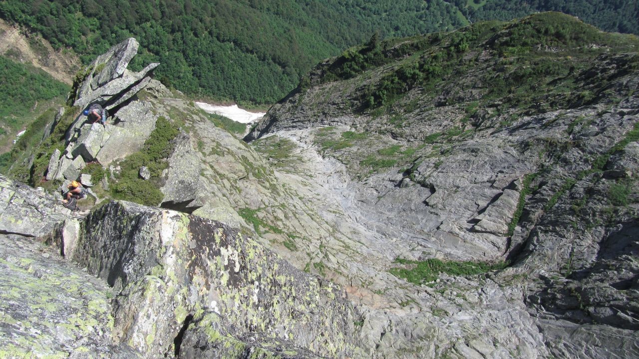 Depuis l'arête, une vue générale sur la voie en bas
