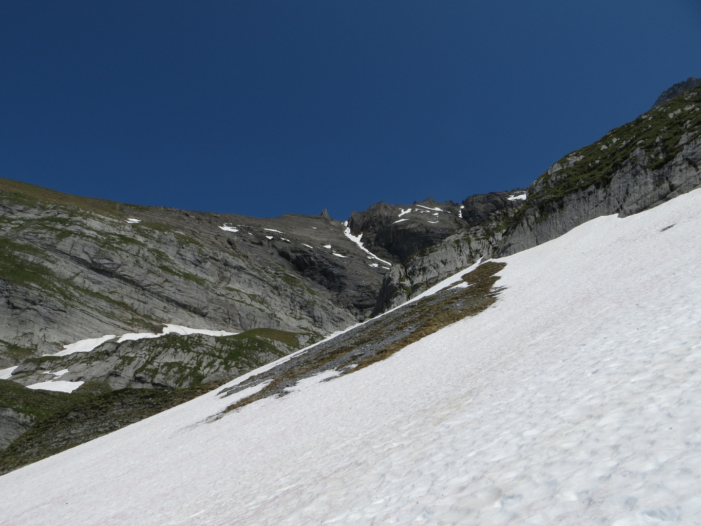 Le Col des Chamois, au dessus du couloir de neige