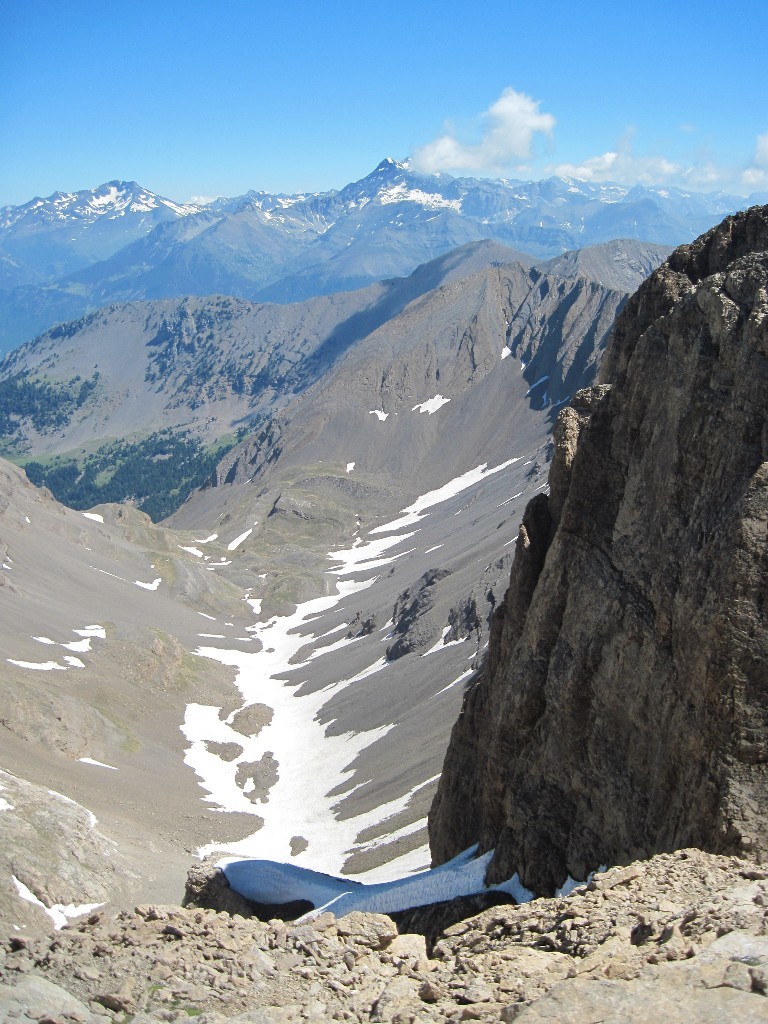 La brèche, les névés du vallon dans l'axe Posets