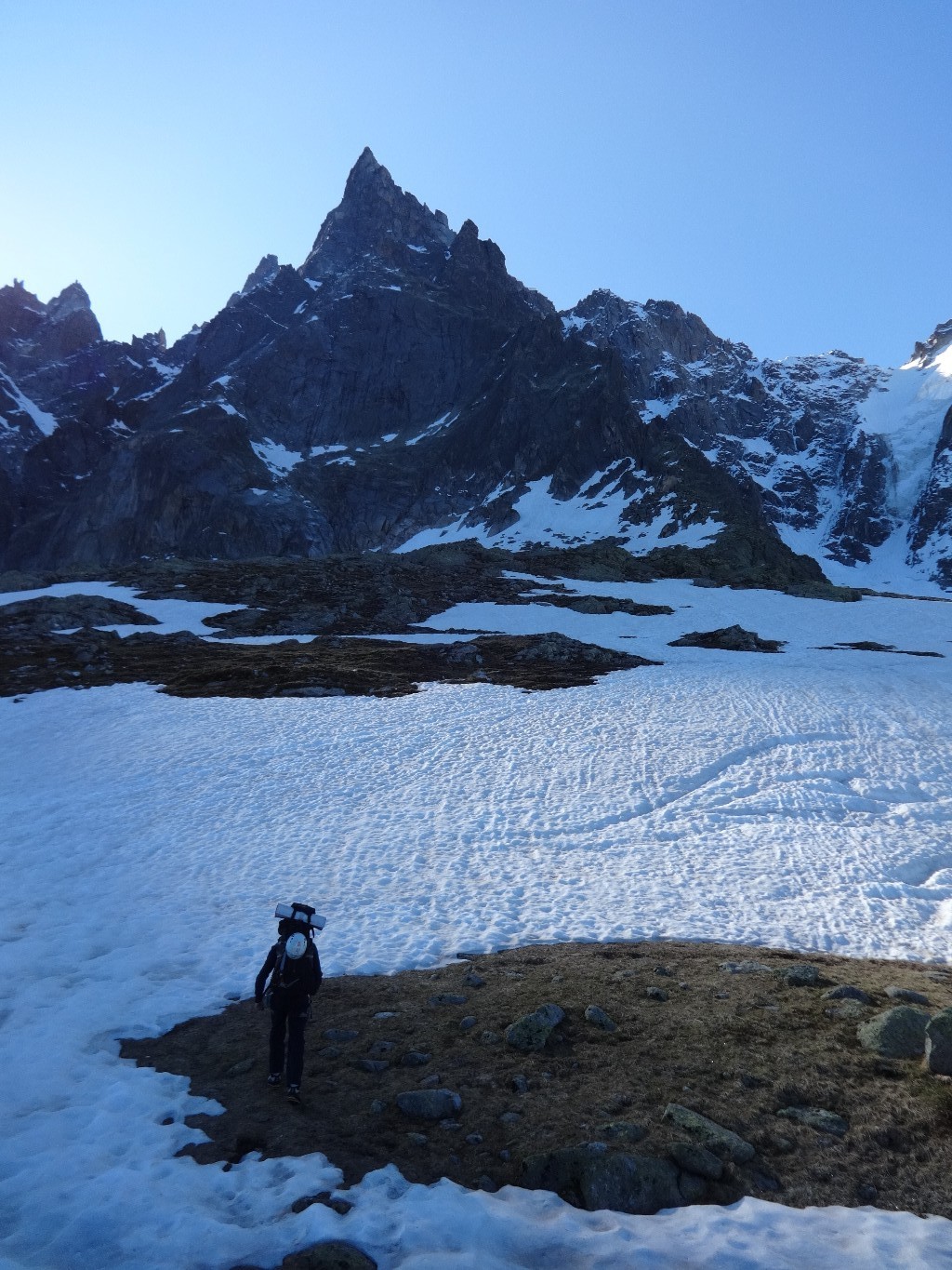 à l'approche du Peigne (l'arête est à droite)