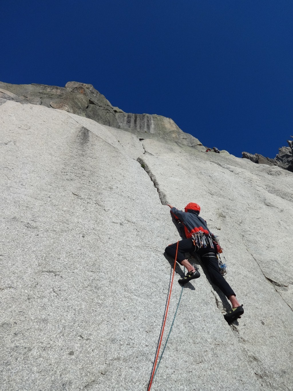 La fissure de L1 qui cueille à froid d'entrée (6a+)