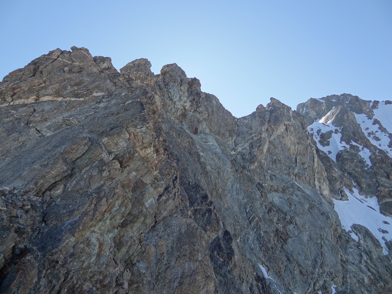 Depuis R4, vue vers le haut : la partie la plus raide du pilier et l'arête