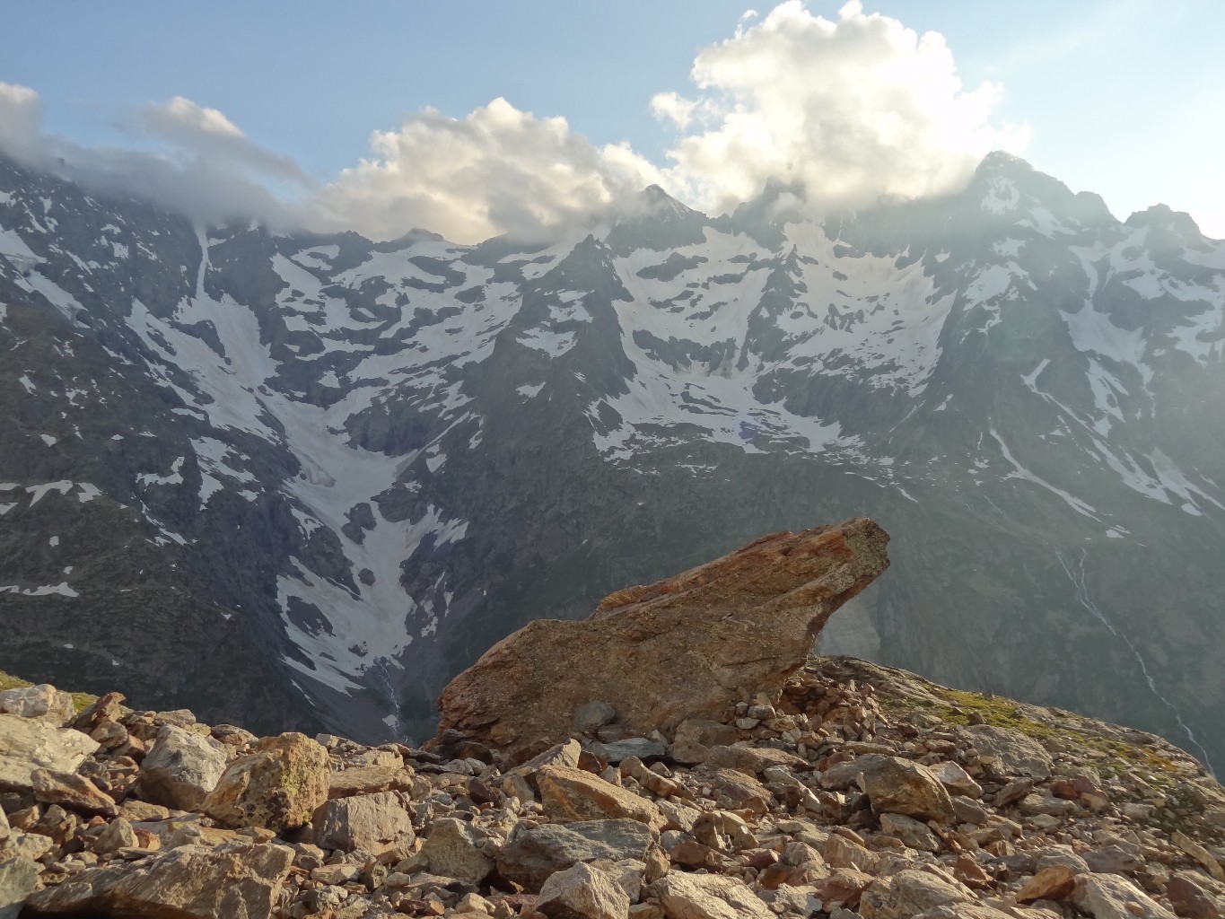 Notre gîte pour la nuit bivouac, avec des emplacements des deux côtés, à choisir selon le vent !