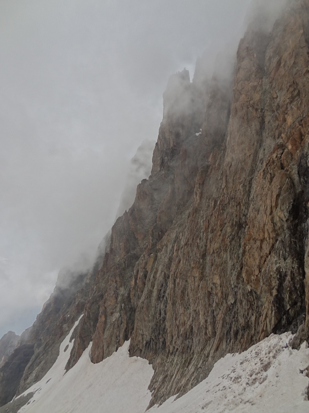 Depuis le fond du vallon, on distingue mieux la structure du pilier.