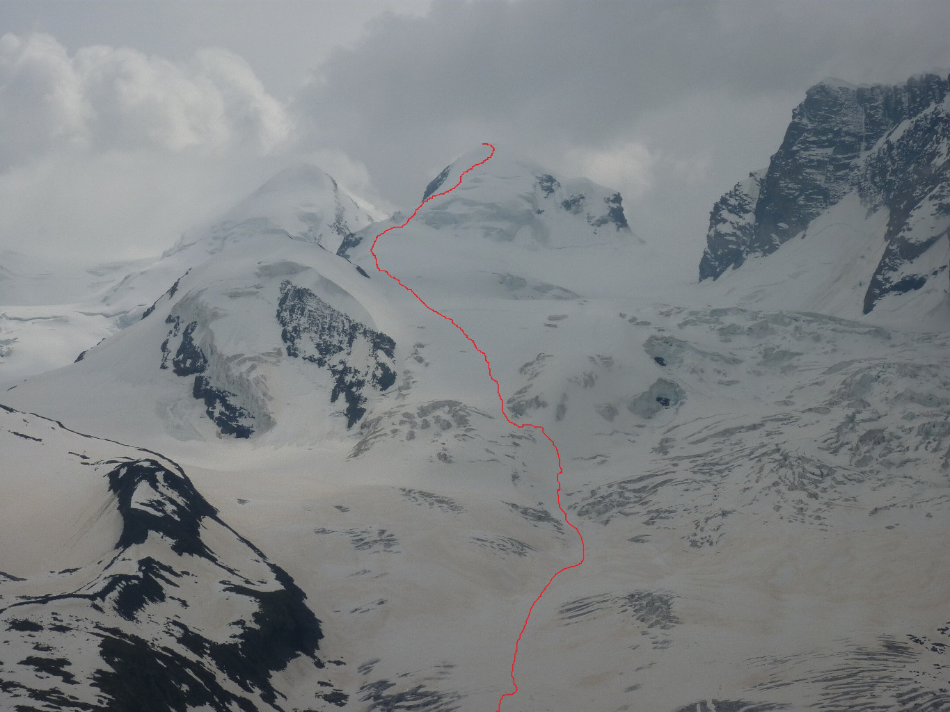 Itinerario di discesa dal Polluce sullo Schwarze Gletscher. A destra della cima è visibile lo Schwarz Tor (Porta Nera)