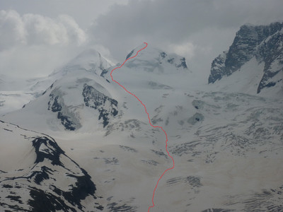 Itinerario di discesa dal Polluce sullo Schwarze Gletscher. A destra della cima è visibile lo Schwarz Tor (Porta Nera)