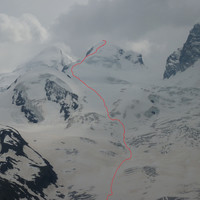 Itinerario di discesa dal Polluce sullo Schwarze Gletscher. A destra della cima è visibile lo Schwarz Tor (Porta Nera)