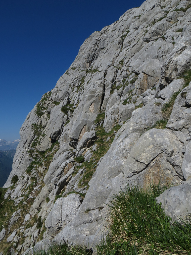 Sur le versant SE de la Haute Corde. On suit la vire herbeuse a gauche de la photo