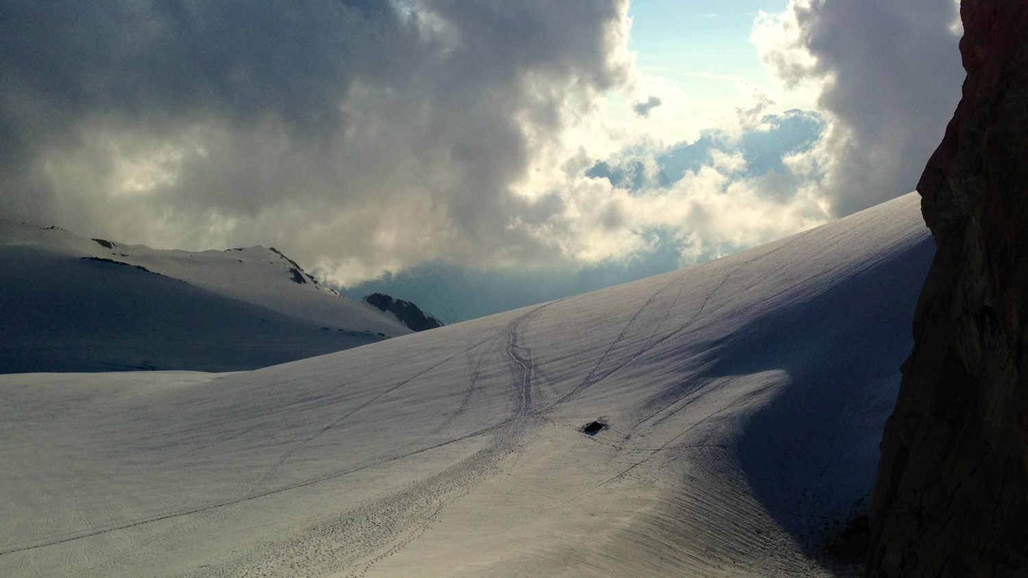 Vue sur la trace retour en bas du Col Supérieur du Tour