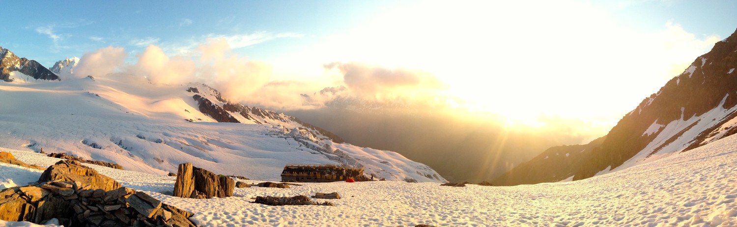 Panoramique : Couché de Soleil au bivouac au dessus d'Albert 1er
