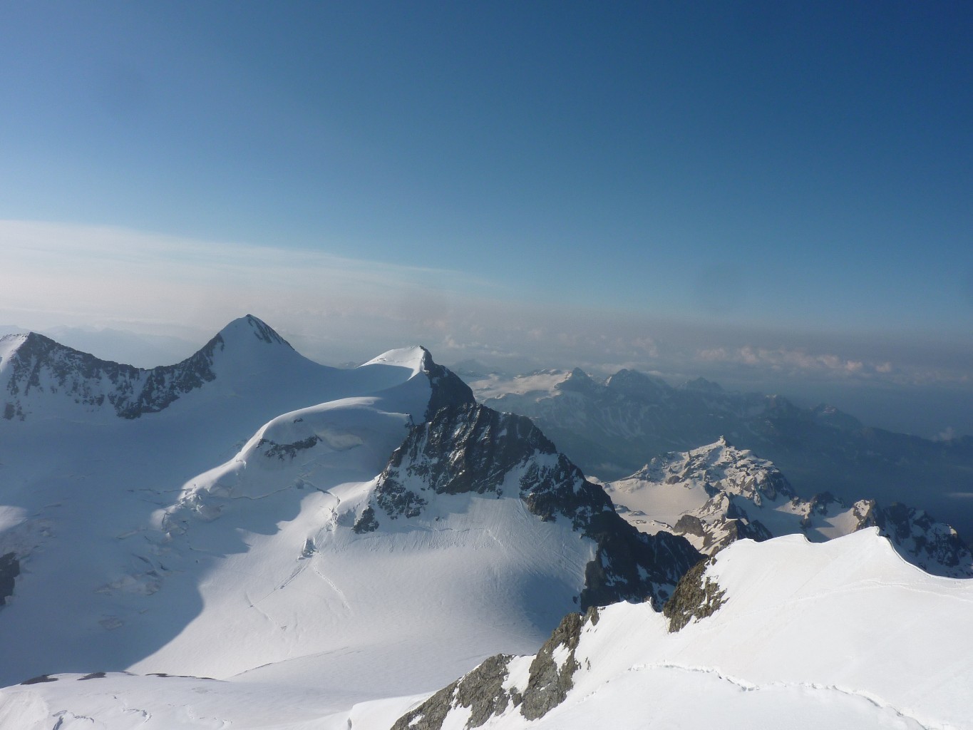 De gauche à droite: Les Piz Zupò et Argient depuis le sommet du Piz Bernina