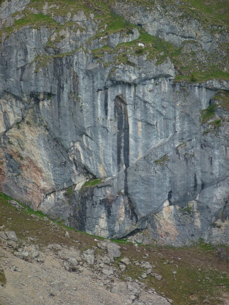 Zone de résurgence barrant la traversée de L1, bien visible de loin