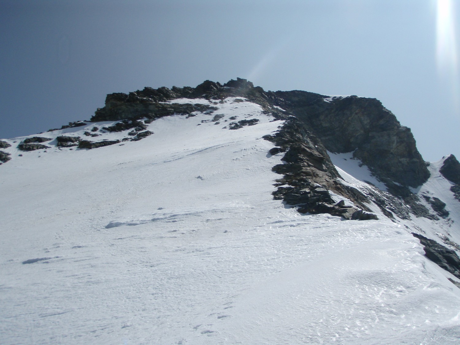 Les pentes ouest sous le sommet de la Dent d'Hérens