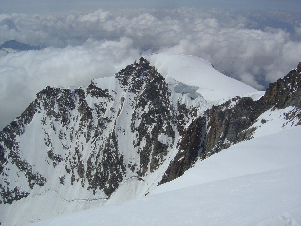 Pyramide Vincent vue de la Parrot. La ligne NNE skiée par Matteo il y a peu...