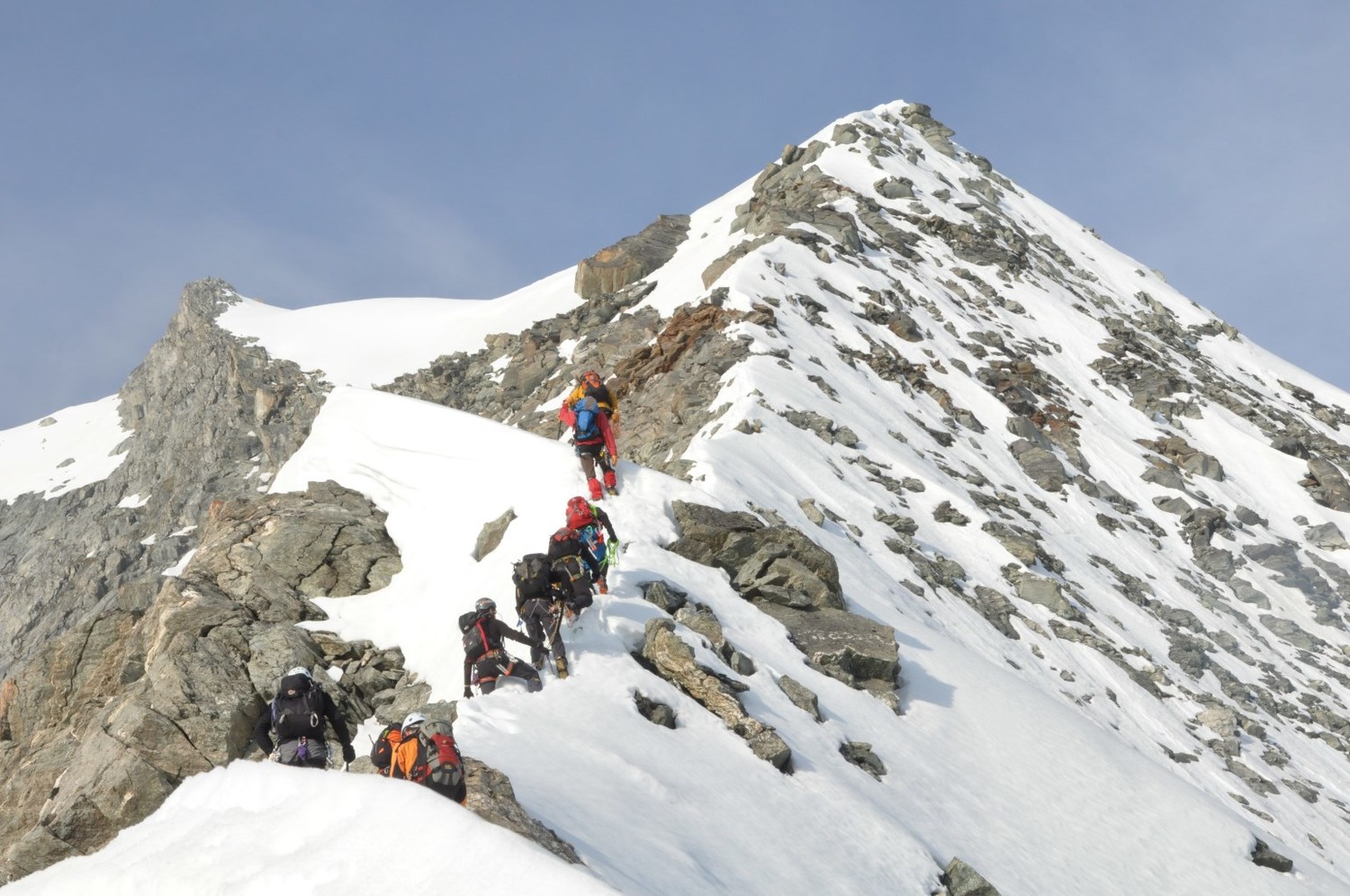 Arête faiblement redressée encore chargée de neige
