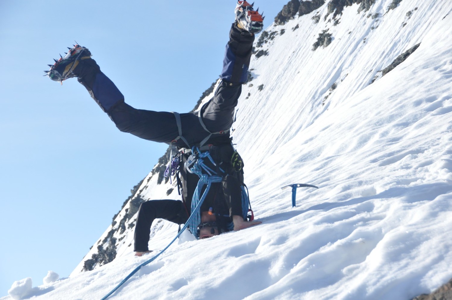 Tomasz à l'échauffement au pied de l'arête