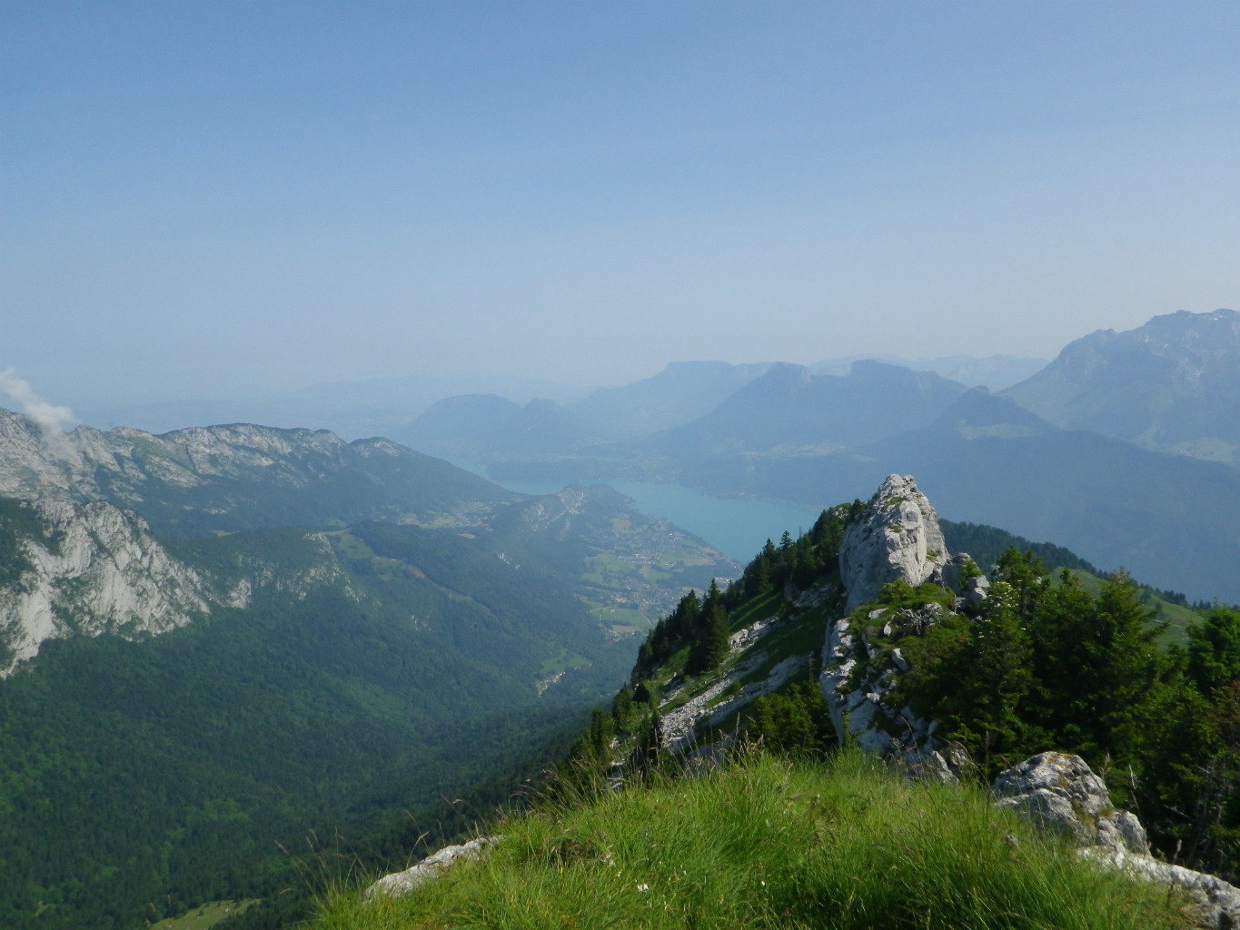 vue sur le lac d'Annecy du sommet de Banc Plat