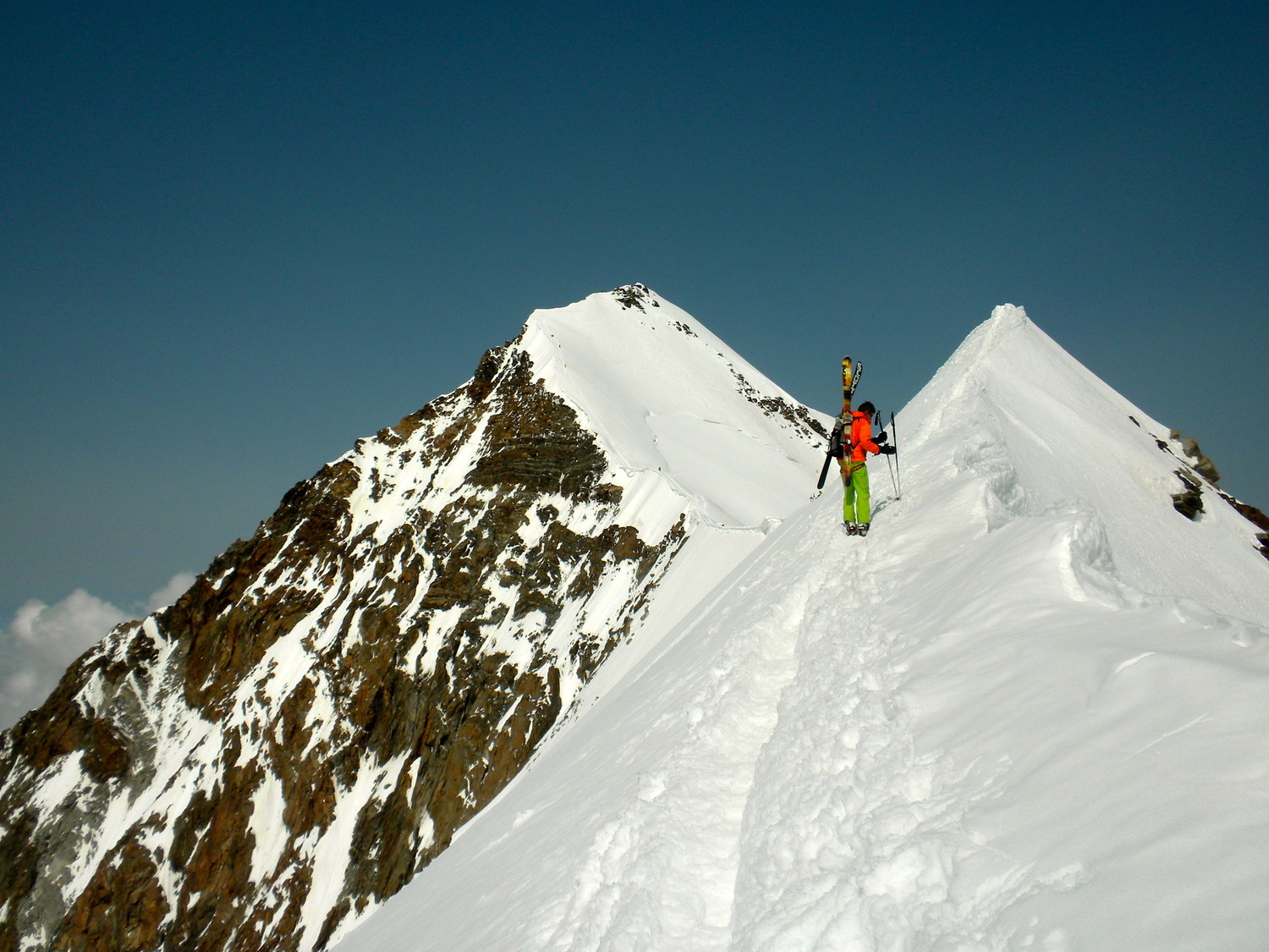 l'arête E