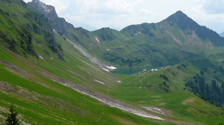 Lac de Lessy, et reste de la coulée d'avalanche