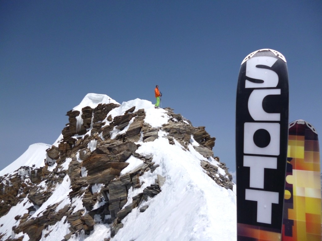Patrick et ses skis (si un responsable de Scott voit cette photo, il peut sans autres m'envoyer les mêmes en 170 cm. Merci. Christophe Jaquerod)